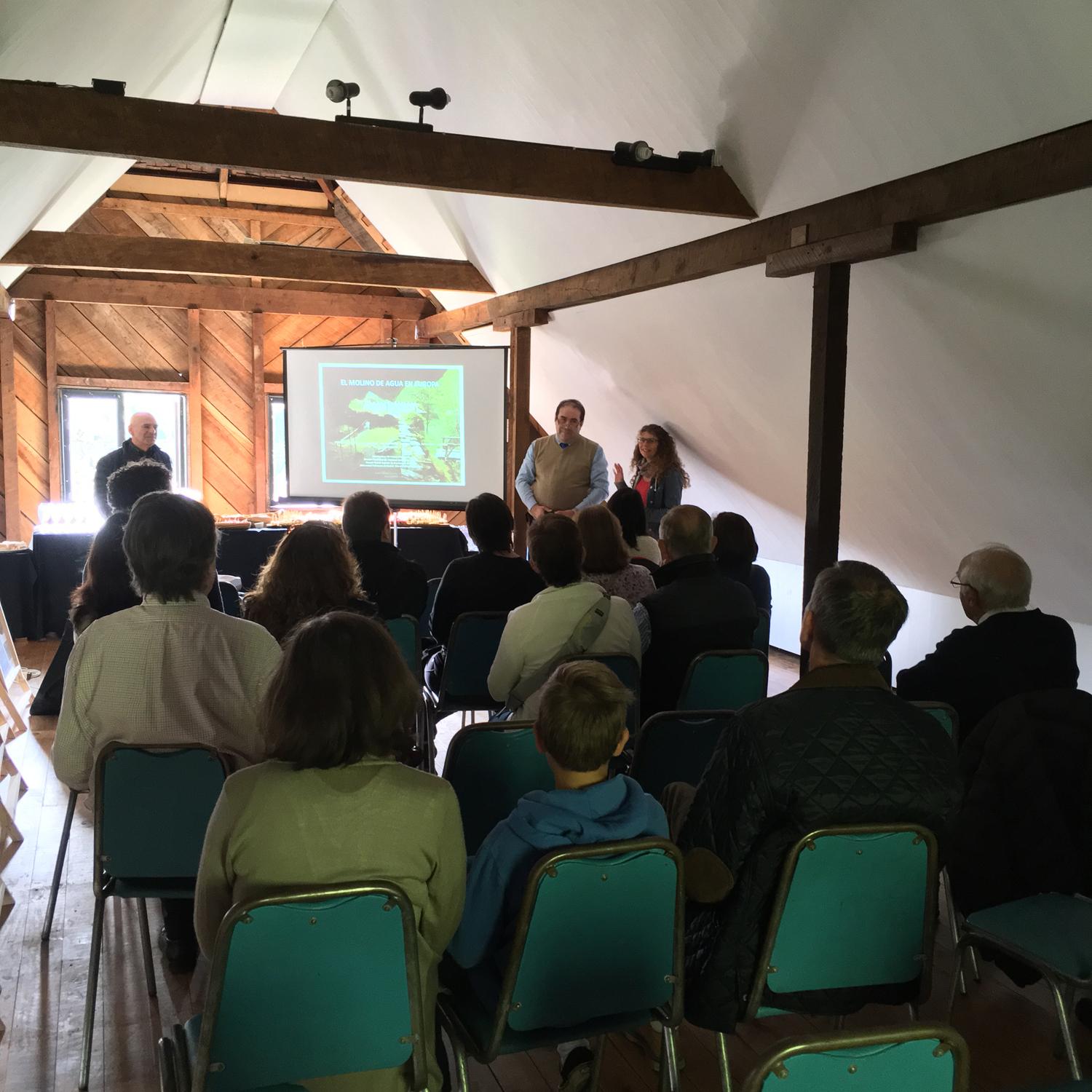 Académicos presentando la investigación en Frutillar.
