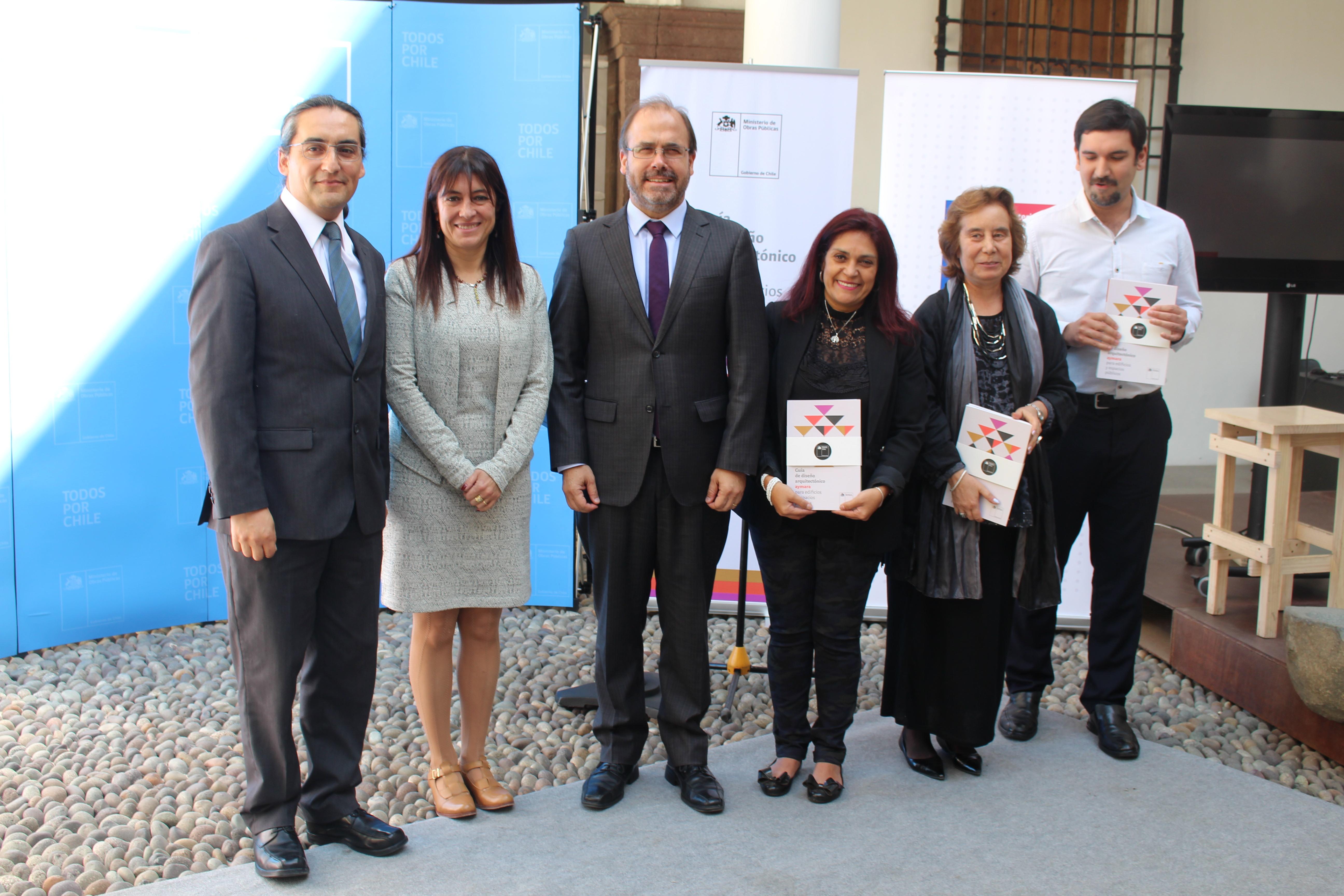 Decana Marcela Pizzi recibiendo ejemplares de las guías de parte de las autoridades.