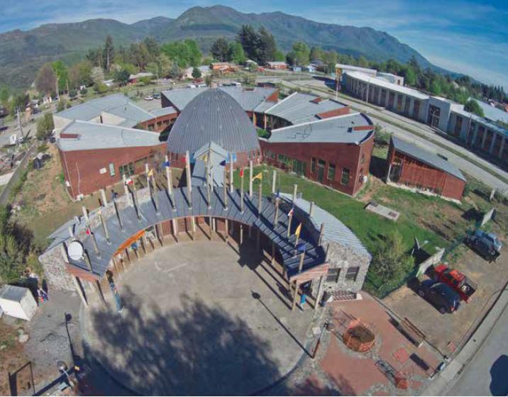 Edificio consistorial de la Municipalidad de Alto Bío Bío, uno de los ejemplos de diseño arquitectónico con raíces mapuche.
