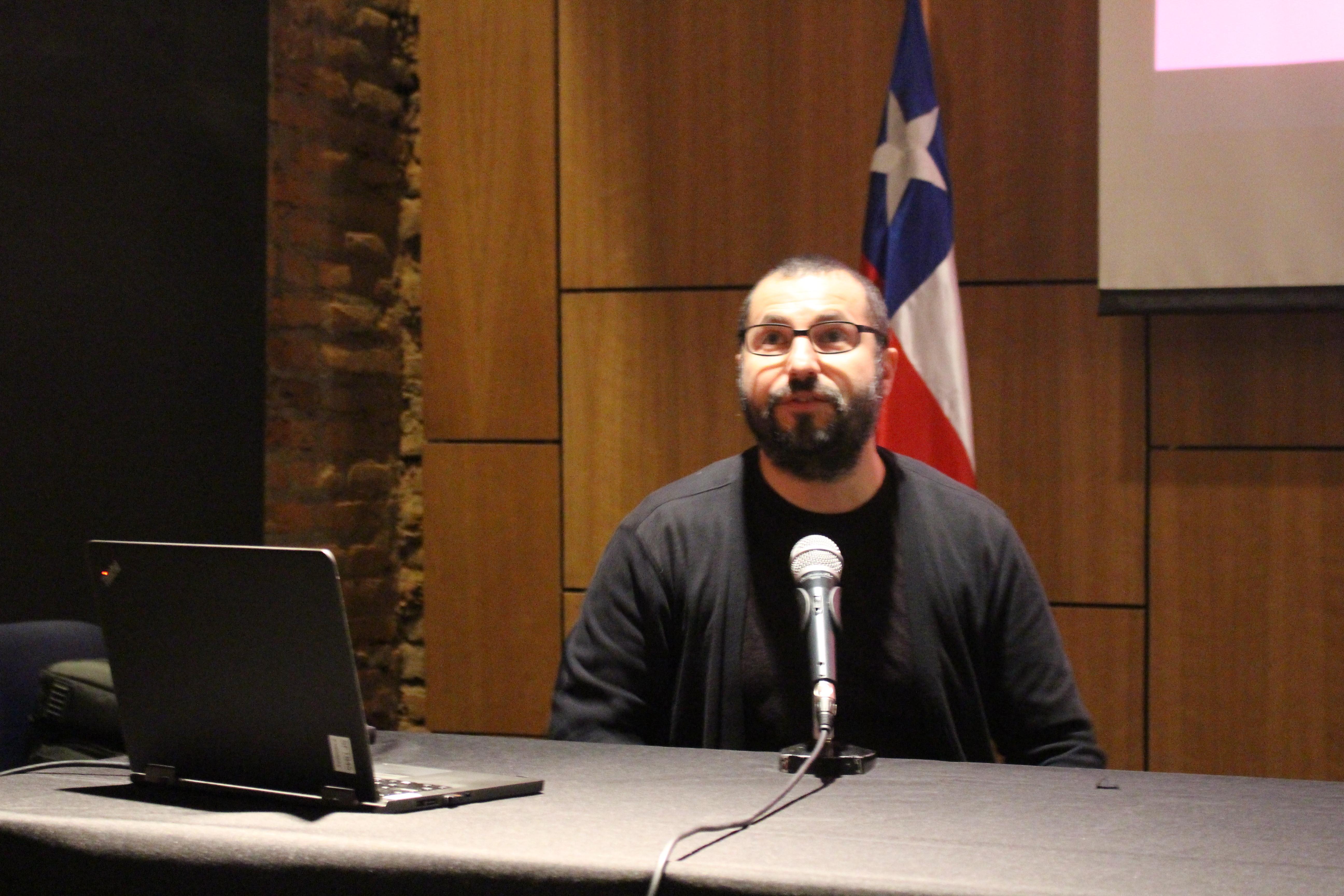 Fernando Herrera centró su exposición en su experiencia en el trabajo interdisciplinario, principalmente entre arquitectos e ingenieros estructurales.