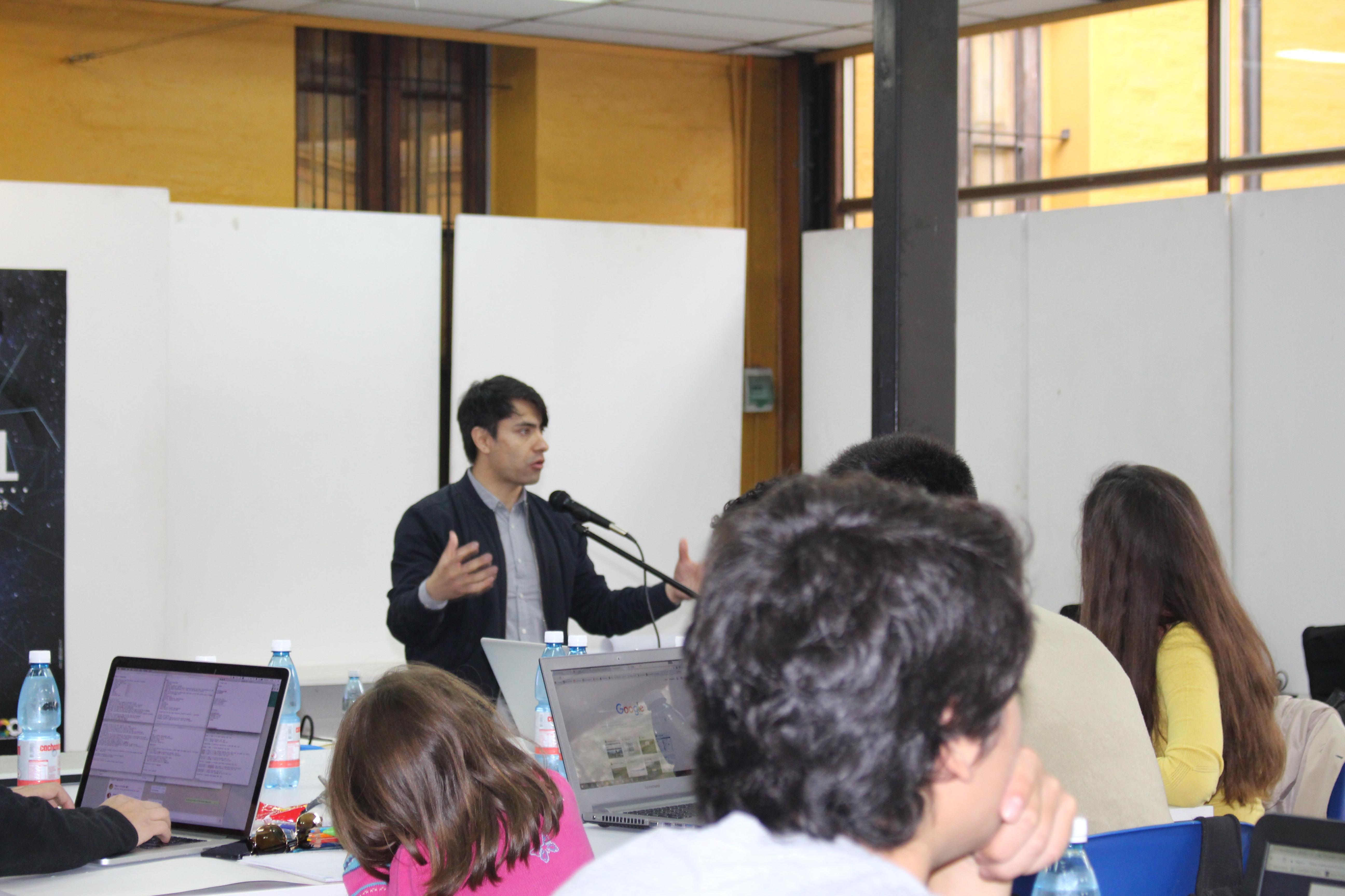  Cristian Hernández, geógrafo de la FAU y relator del taller.