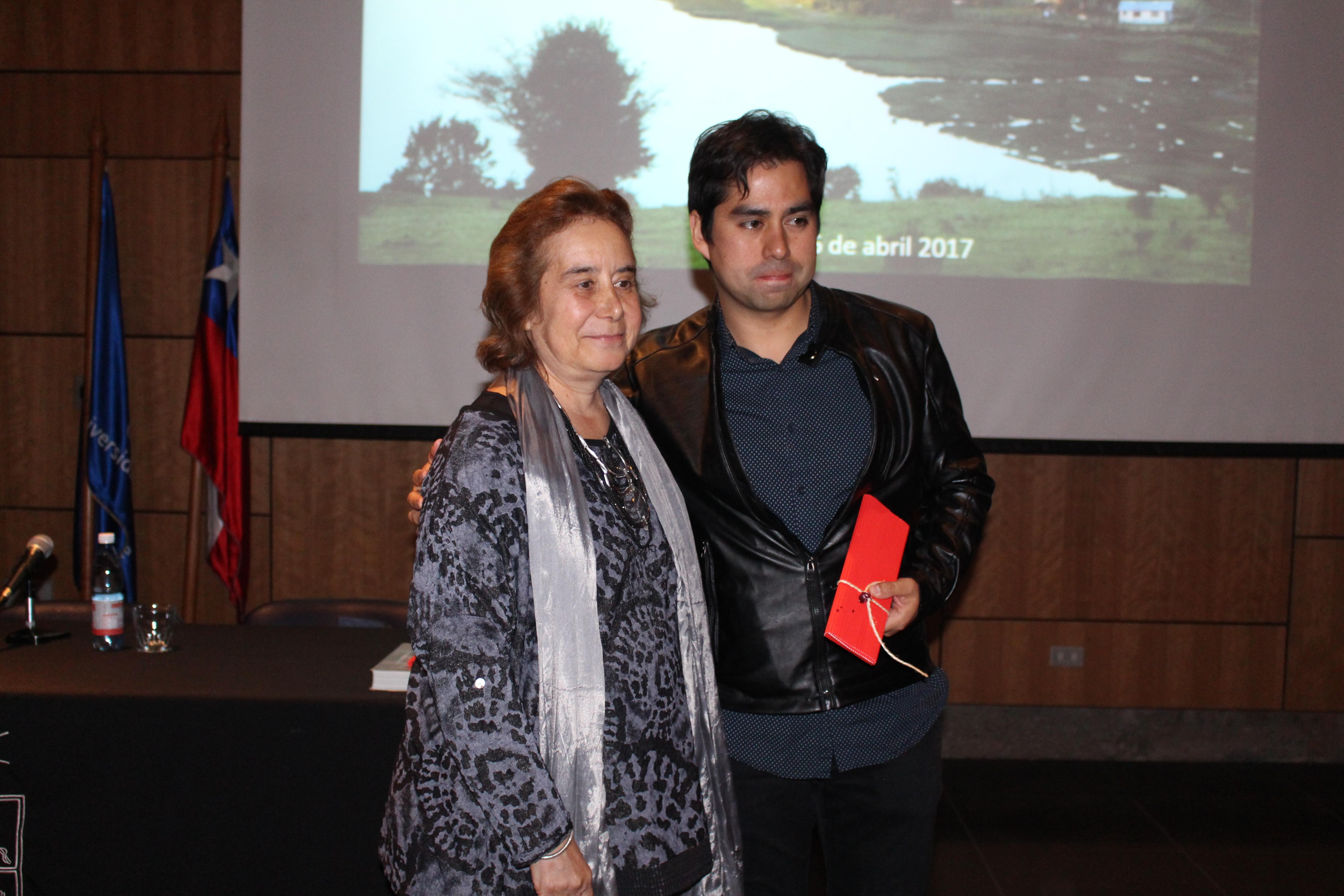 Emanuel Astete, ganador de concurso Archiprix 2017, recibiendo reconocimiento de parte de la Facultad.