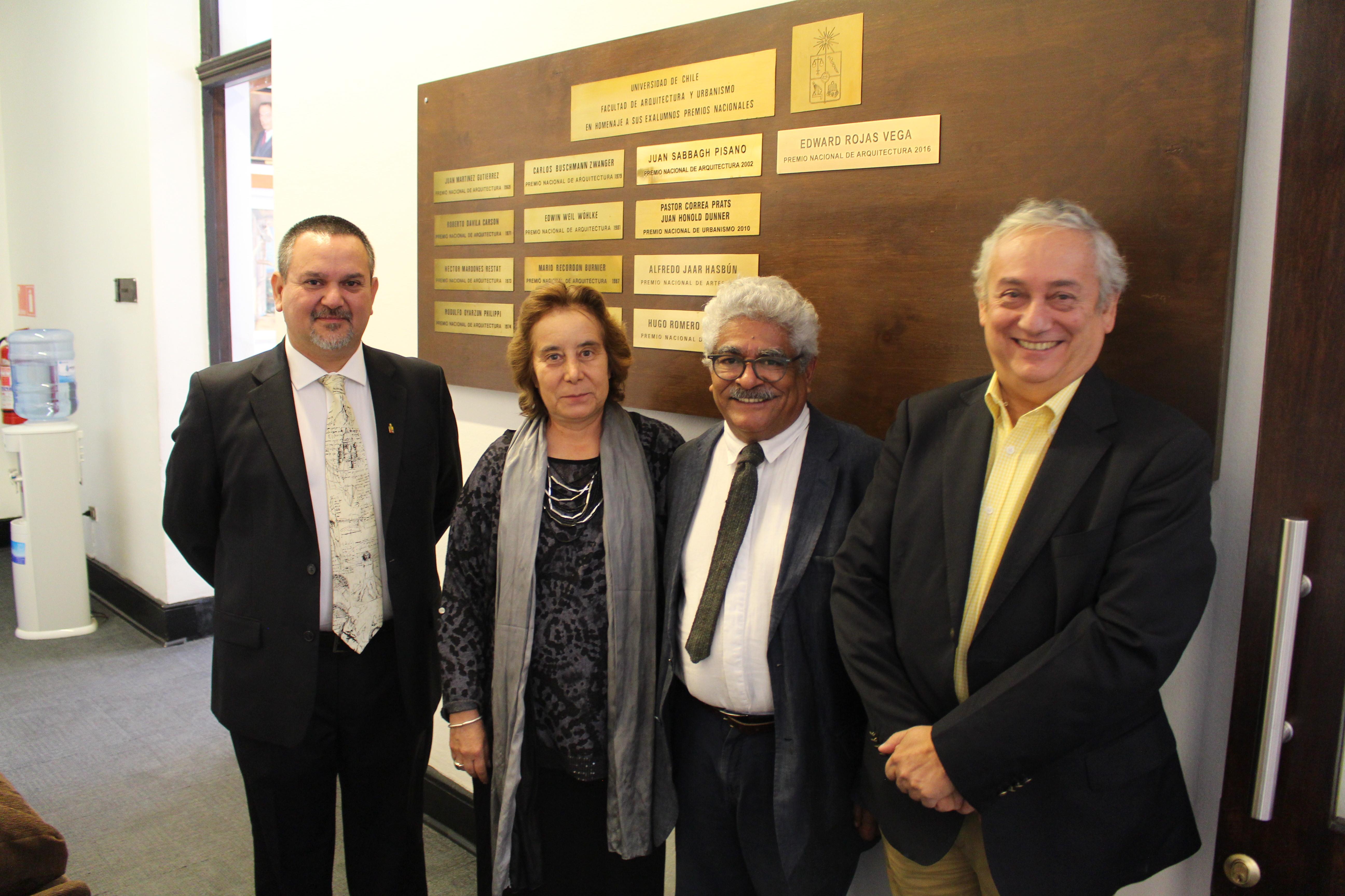 Autoridades de la FAU y Edward Rojas junto a la placa que recuerda a los premios nacionales egresados de la Facultad.