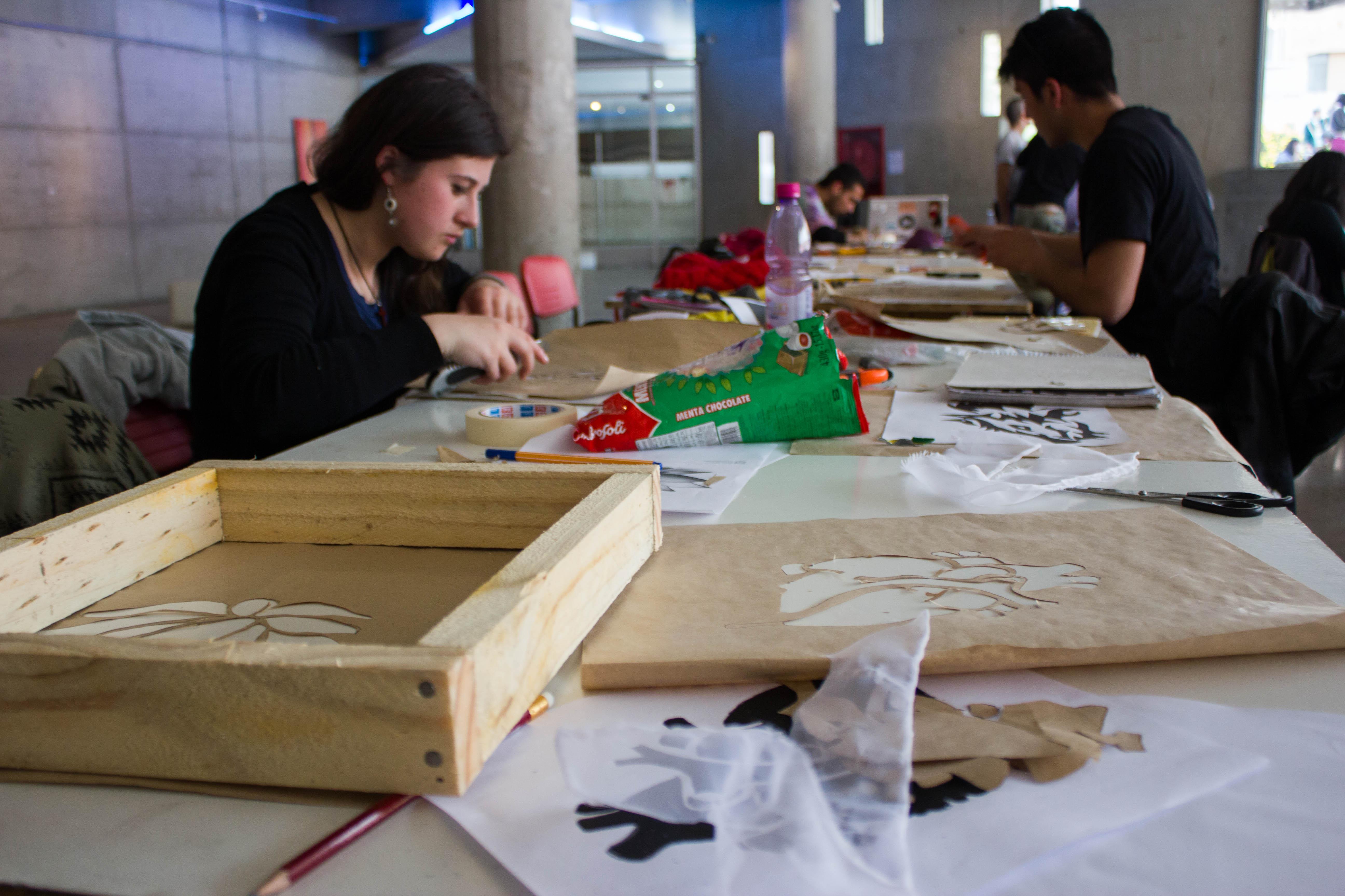 Taller de serigrafía en el ENEDI 2014. El Encuentro no sólo permite la discusión, sino también el trabajo práctico conjunto.