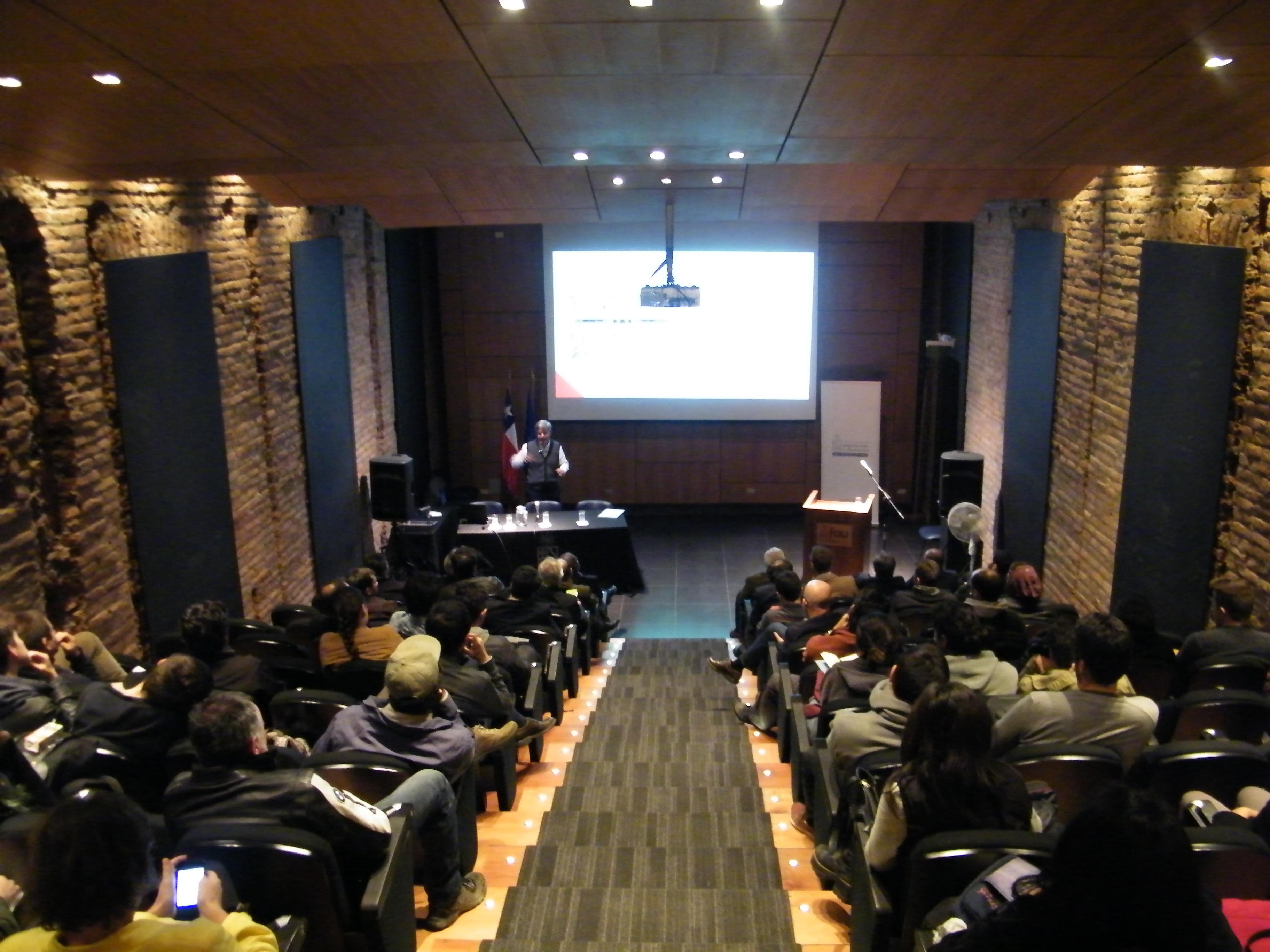 La charla "Oficinas del futuro" se dictó ante un auditorio lleno.