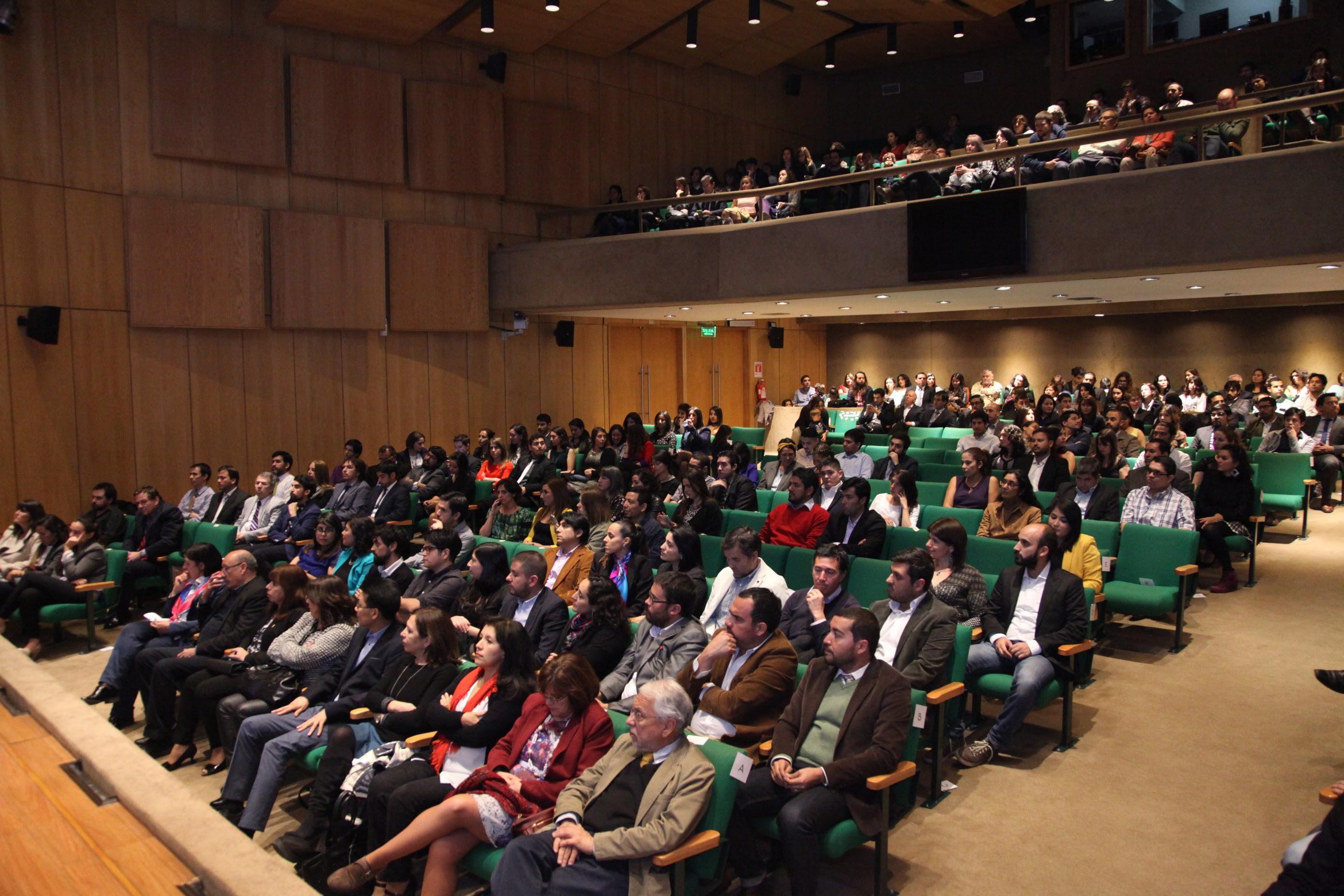 El aula magna de la FEN se llenó para la ceremonia de graduación de Postgrado.