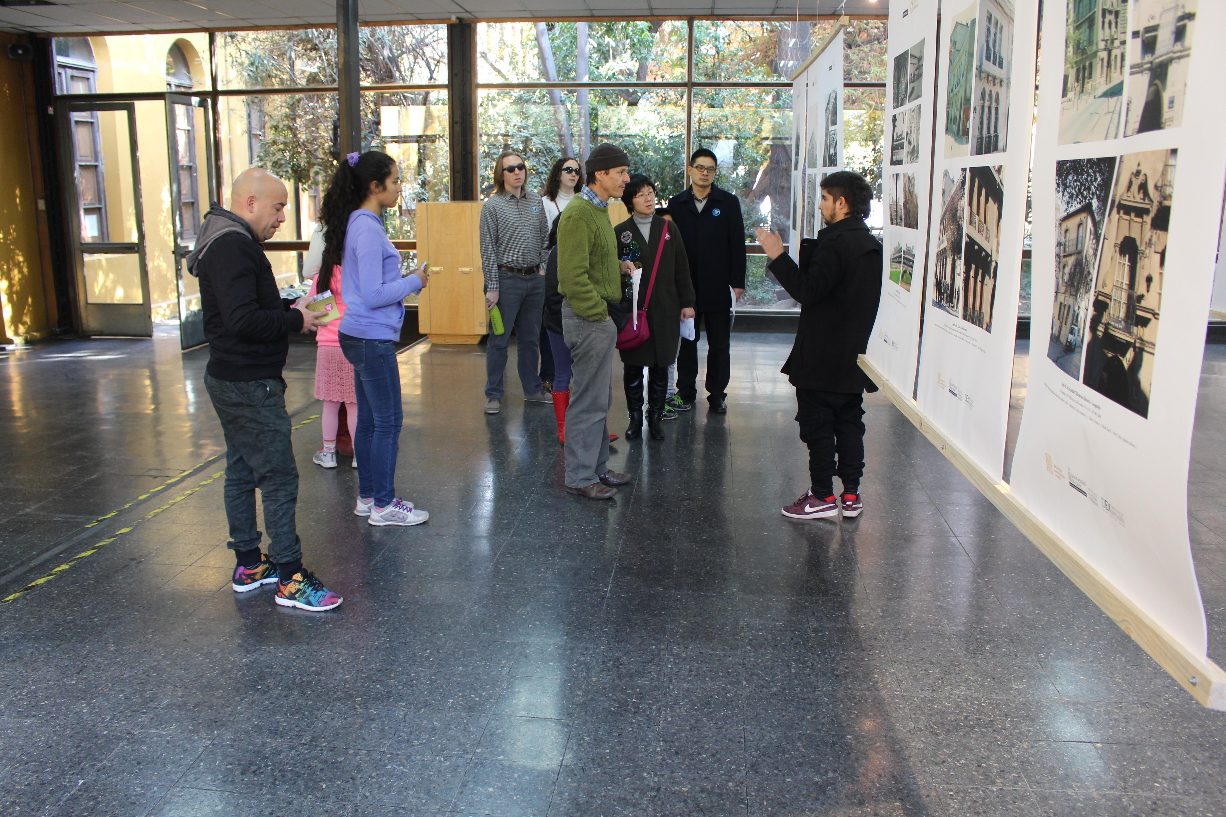 Visitantes en Exposición Ardach