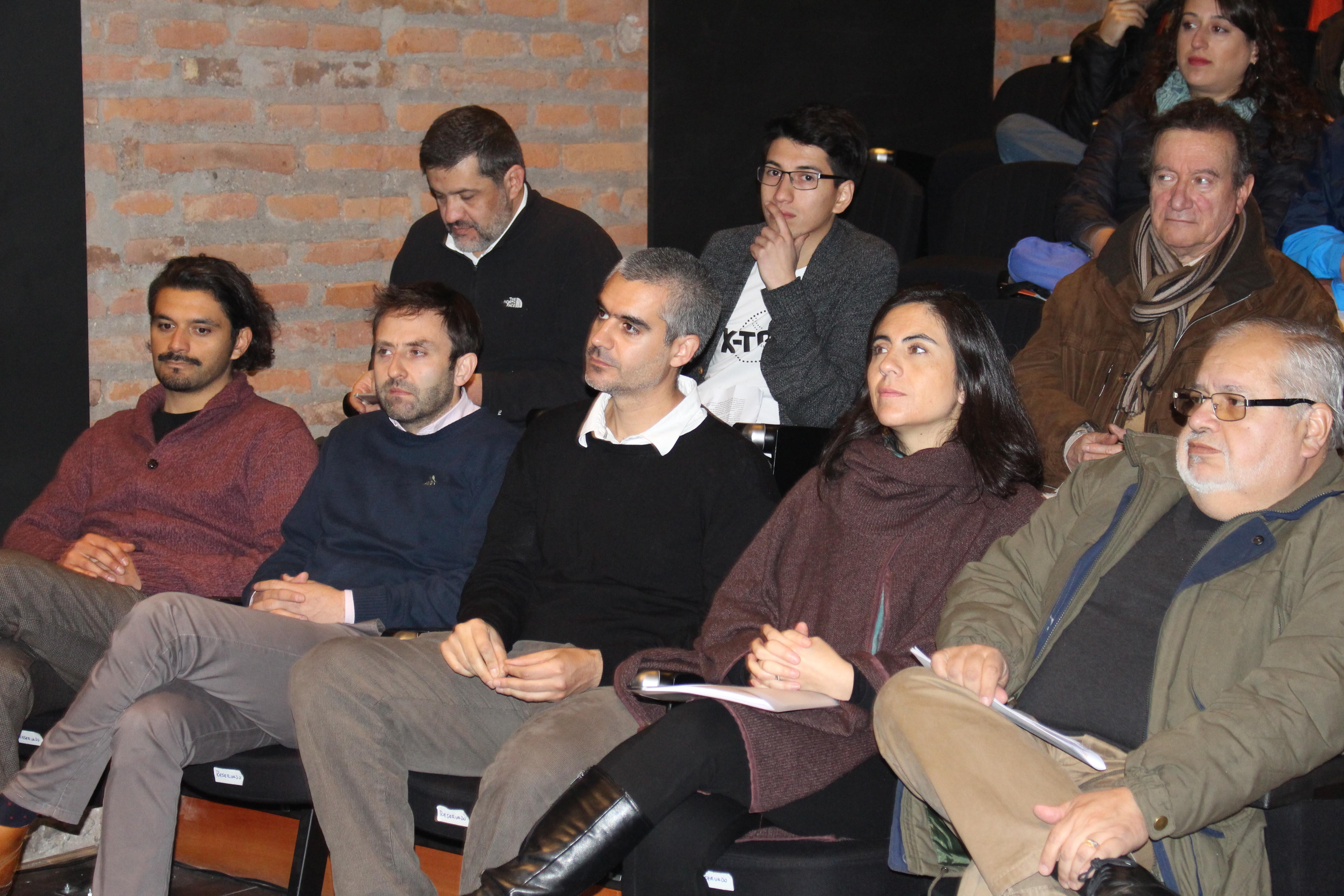 Emprendedores (el primero de izquierda a derecha es Christian Basáez), junto a la Directora de Investigación y Desarrollo de la FAU, Andrea Wechsler y Juan Carlos Lepe.