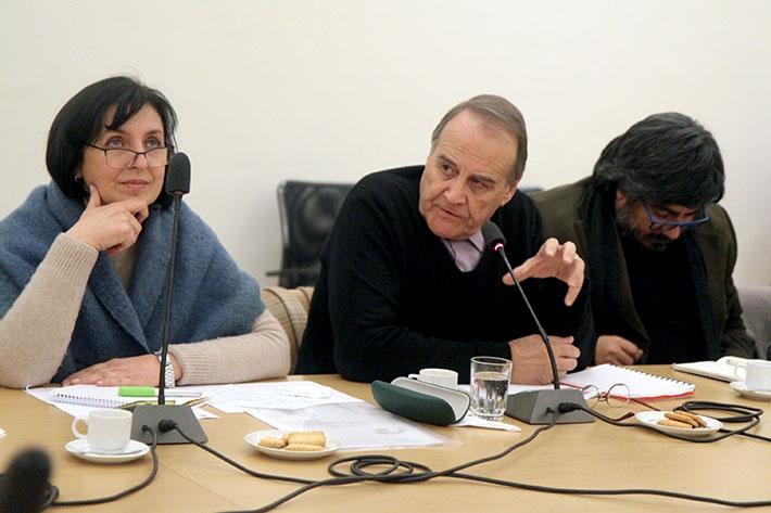 Alicia Salomone, directora de Postgrado y Postítulo; Raúl Atria, vicedecano de la Facultad de Ciencias Sociales; y Enrique Aliste, director de Geografía en la Facultad de Arquitectura y Urbanismo.