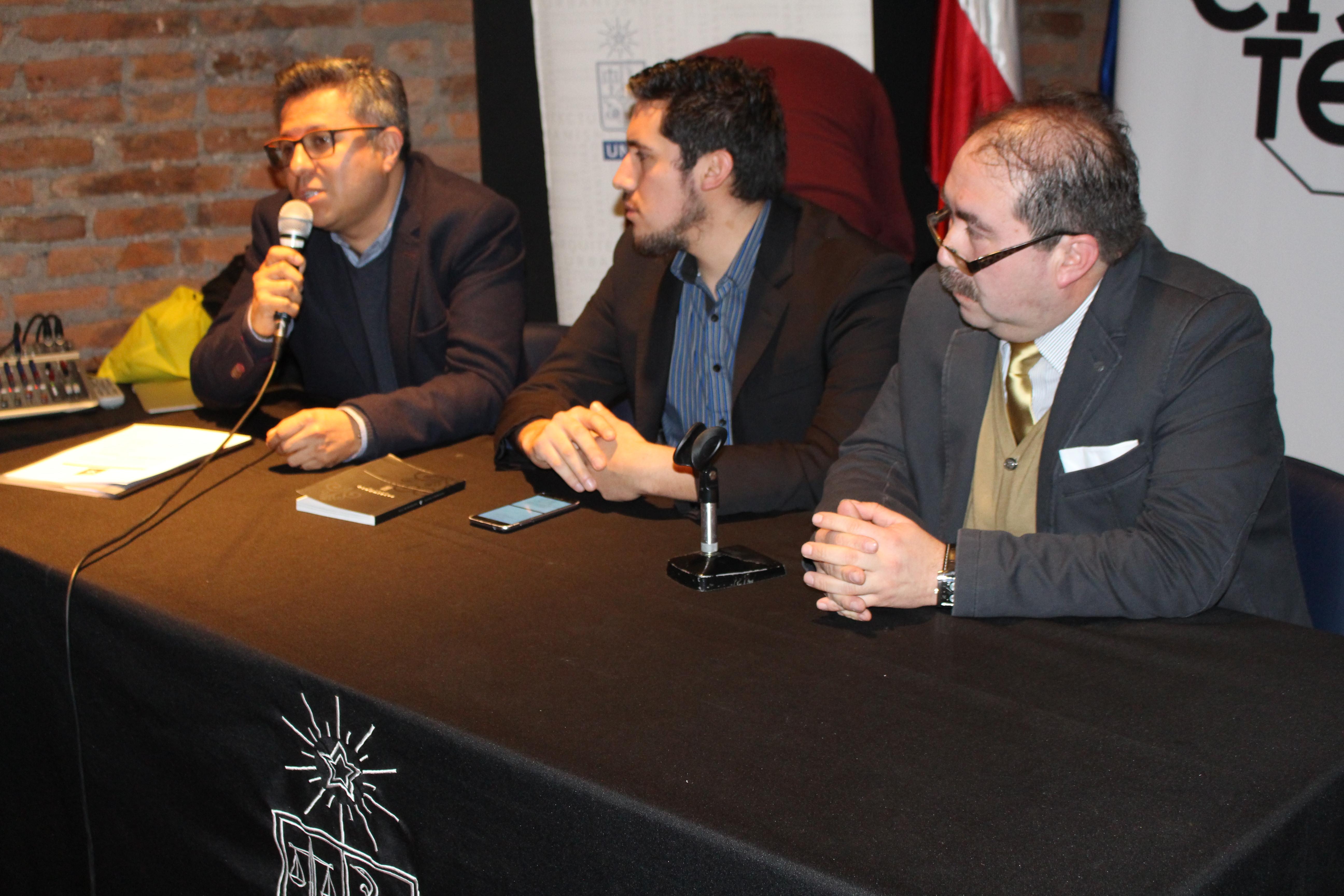 Profesores Arze y Bravo durante la presentación del Libro