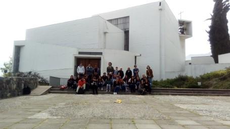 Curso en el frontis del Monasterio