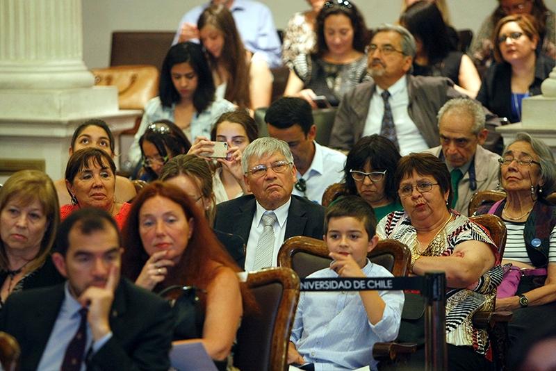 Familiares, amigos, funcionarios, estudiantes y autoridades se reunieron este martes 21 de noviembre en el Salón de Honor para reconocer a los mejores docentes de pregrado.