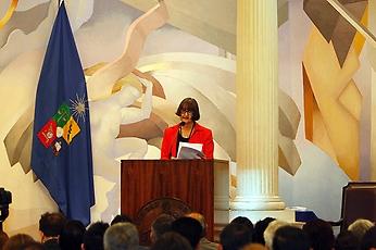 Los docentes homenajeados, dijo la vicerrectora Devés, "cultivan y enseñan un alto rango de disciplinas y hoy simbolizan y representan lo mejor en nuestra comunidad".