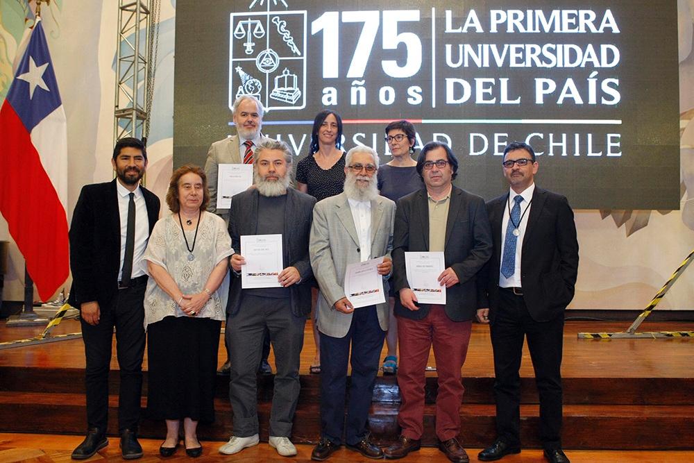 Profesores FAU recibiendo reconocimiento a la creación artística