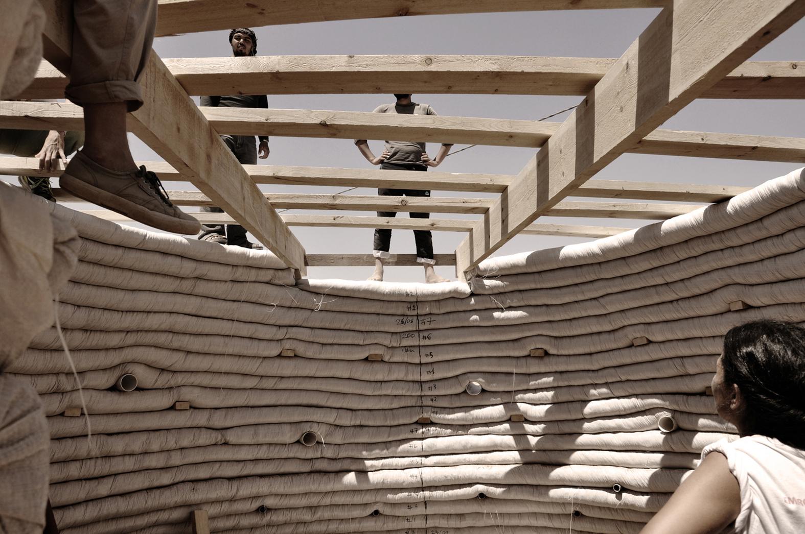 Con sede en Copenhague, Roma y Santiago de Chile, Emergency Architecture & Human Rights (EAHR) es una agencia internacional sin fines de lucro que promueve la arquitectura como un derecho humano.