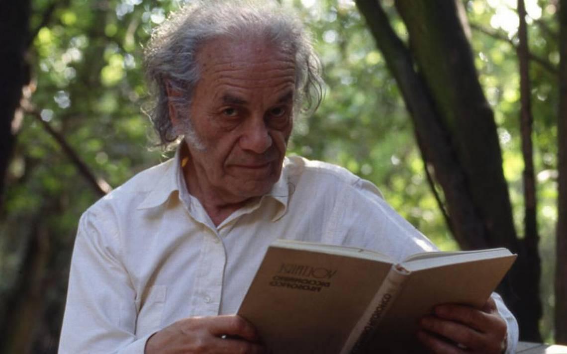 Premio Nacional de Literatura y ex académico de la Universidad de Chile, Nicanor Parra Sandoval se tituló en 1937 del Instituto Pedagógico de la Casa de Bello.