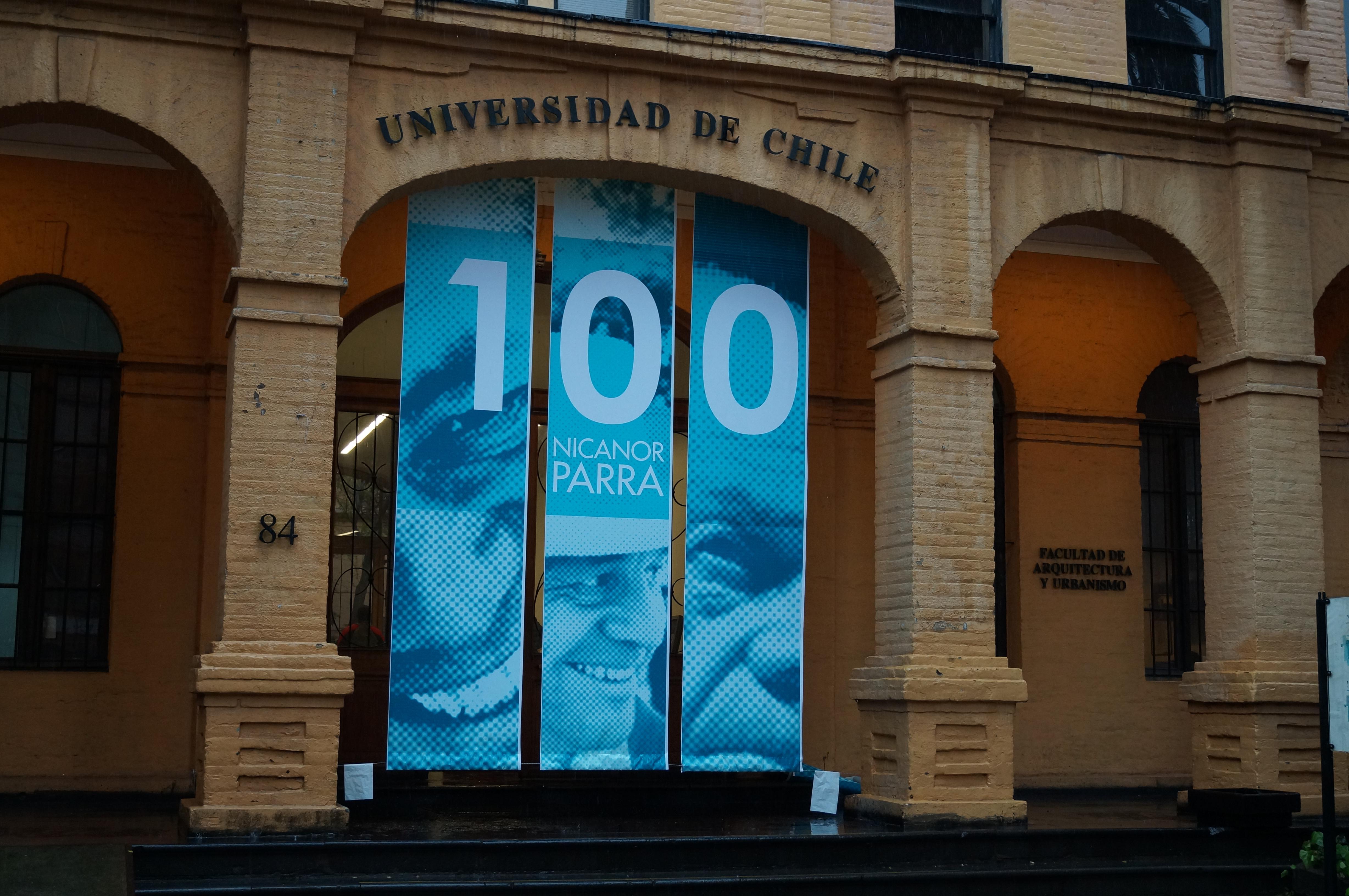 El año 2014, cuando el país celebraba el centenario del natalicio de Parra, los académicos y las académicas de la FAU, junto a sus estudiantes, rindieron un homenaje al antipoeta.