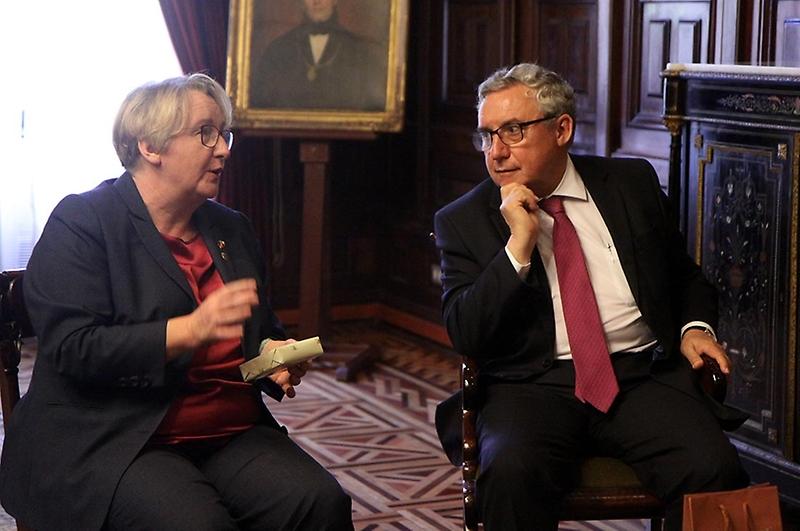 La comitiva encabezada por la Ministra Theresia Bauer, sostuvo un fructífero encuentro con el Rector Ennio Vivaldi y otras autoridades de la U. de Chile.