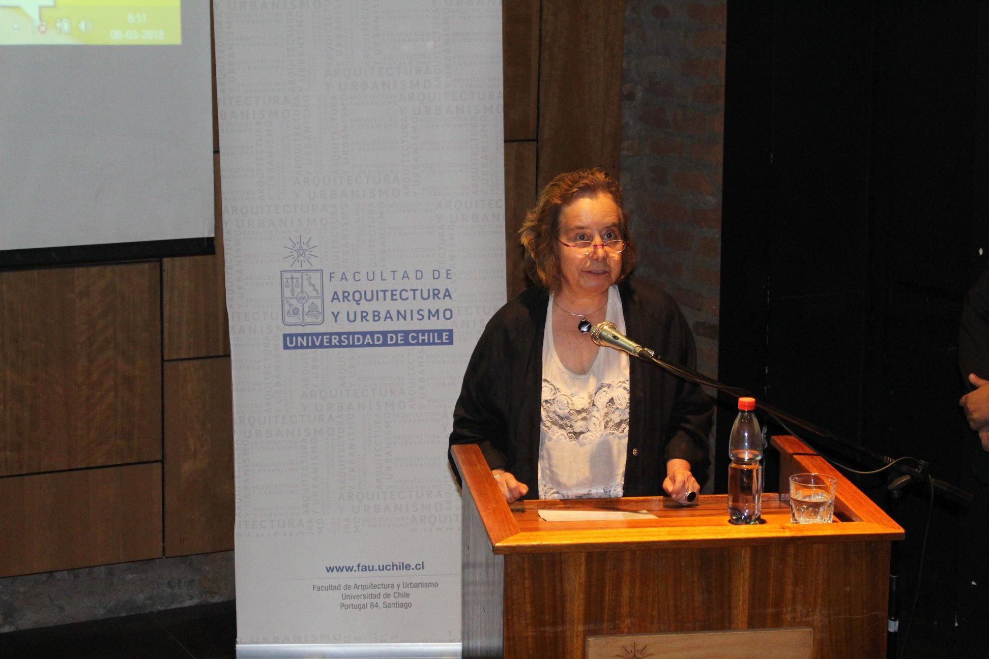 La decana de la Facultad, académica Marcela Pizzi, se refirió a la necesidad de incorporar nuevas normas para la edificación en altura.