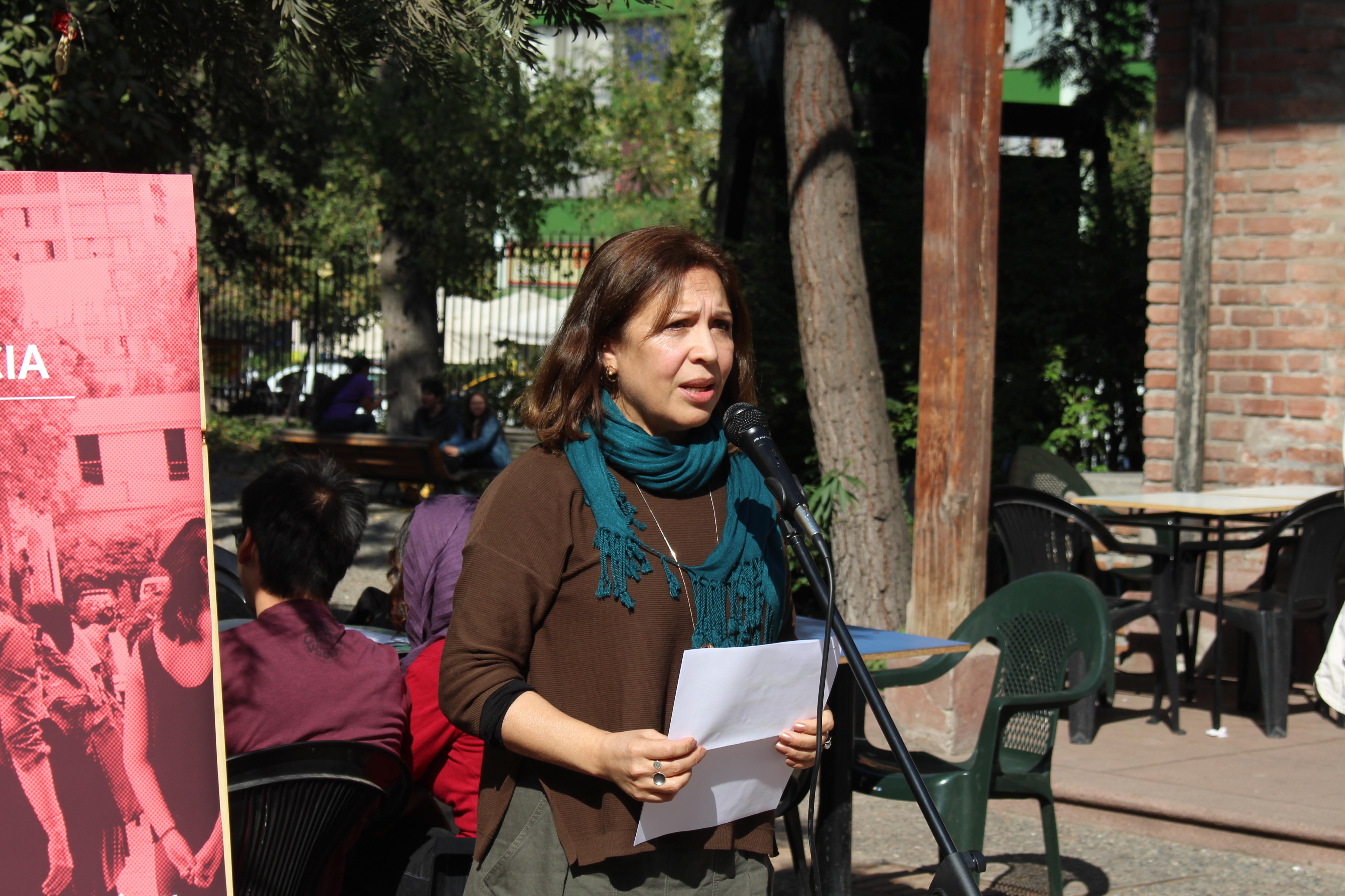 La ceremonia contó con palabras iniciales a cargo de la Directora de la Dirección Académica y de Relaciones Internacionales FAU, académica Beatriz Maturana. 