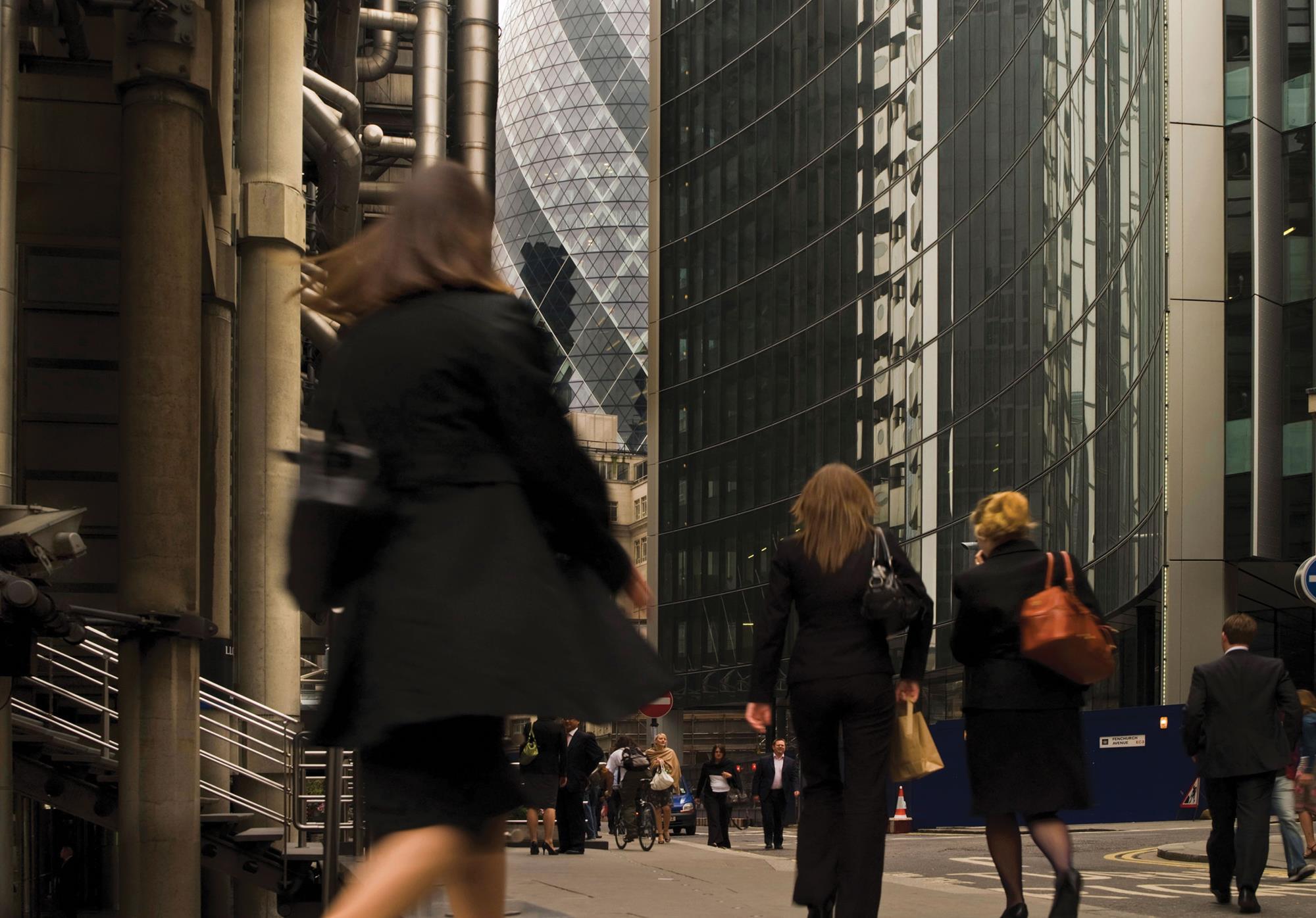 "Las mujeres cruzan la ciudad de distintas maneras y combinan trabajo y familia con trayectos cortos, inter-conectados y un uso fragmentado del tiempo", enfatizó.