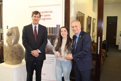 Ma. Fernanda Santander junto a Decano Amaya y Sebastián Bunster 