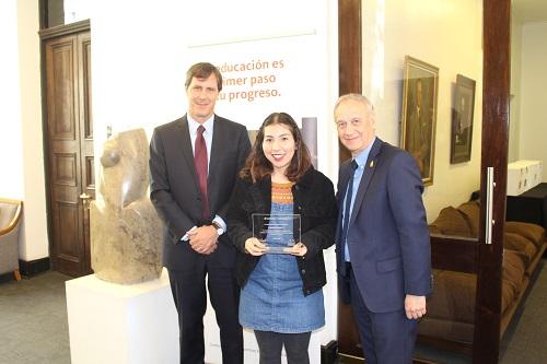 Valentina Muriel recibiendo su galardón de manos de Decano Amaya y Sebastián Bunster