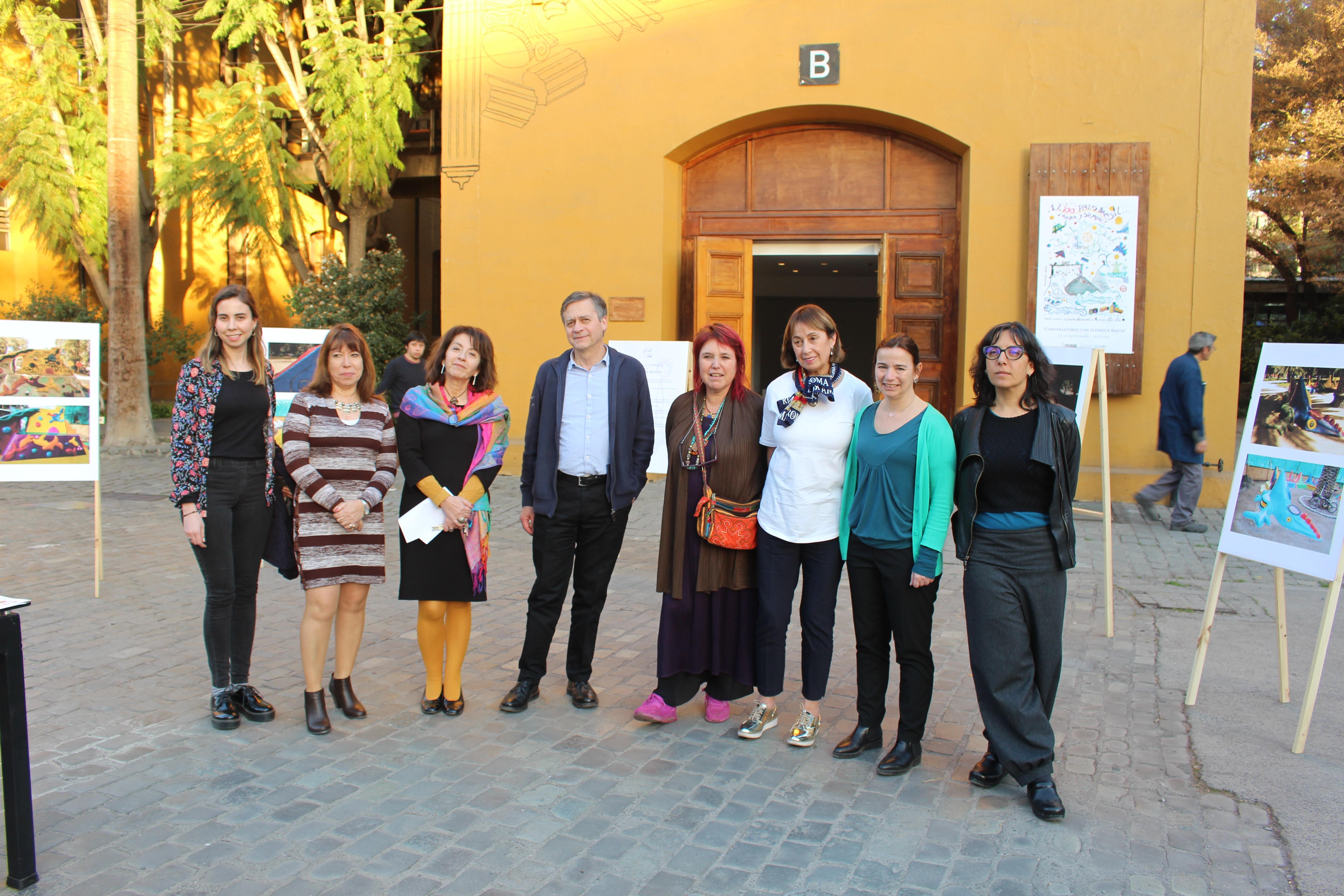 De izq a der: Isabel Alt, Vicedecana Carmen Paz Castro, María Victoria Soto, Aldo Roba, Federica Matta, Ana María Rodríguez, Carolina Devoto, Paolo Velásquez