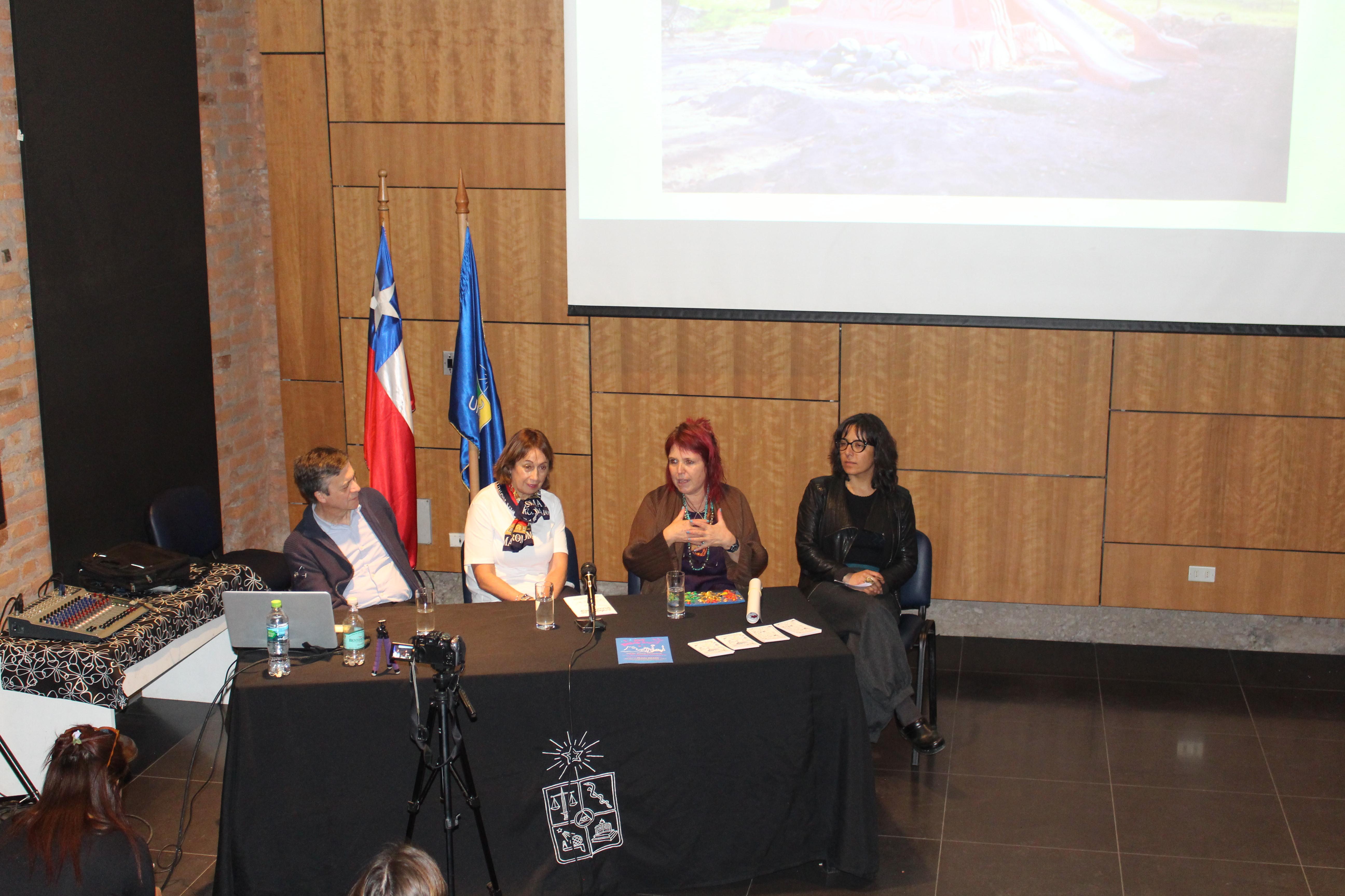 Los participantes del conversatorio, compartiendo su experiencia