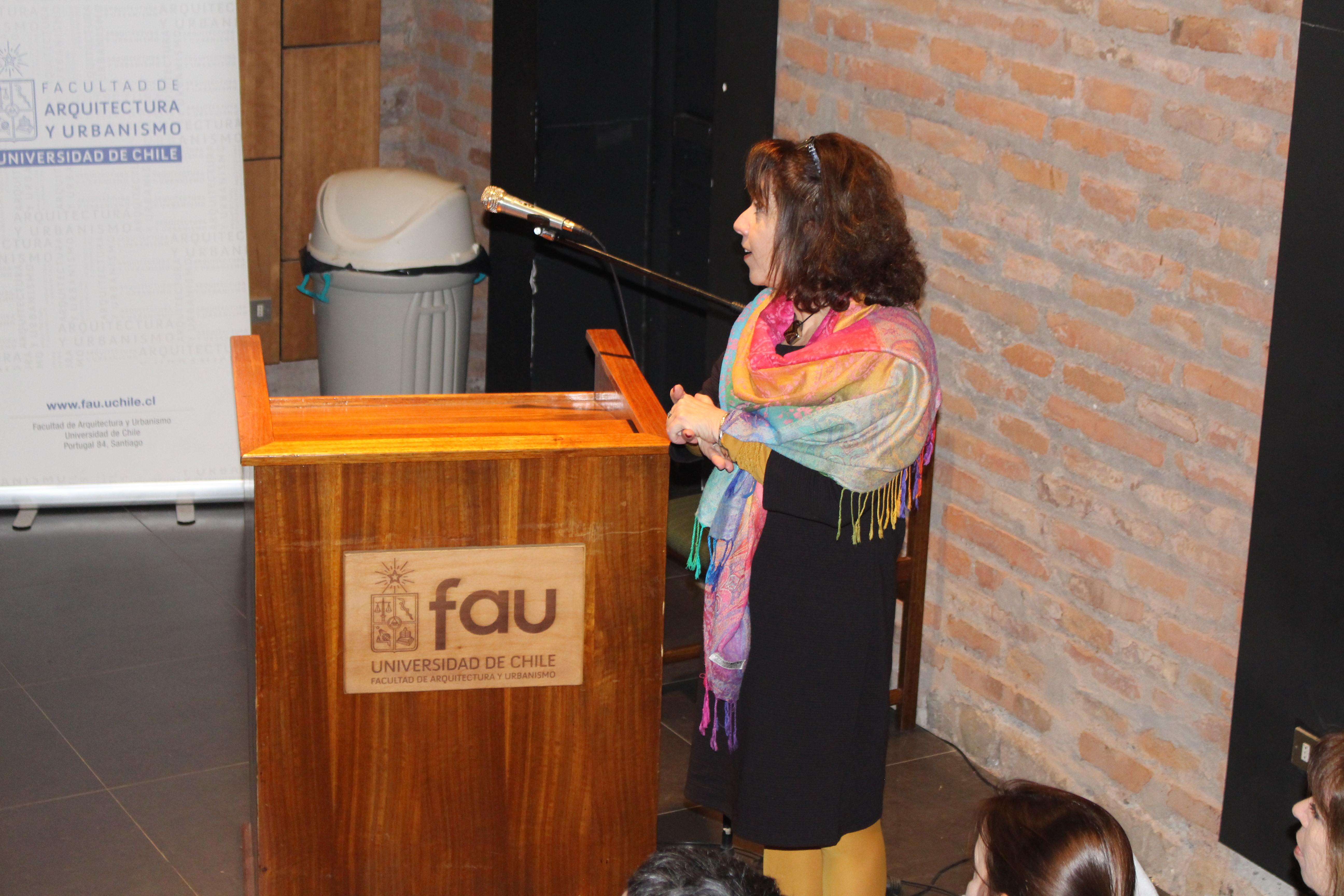 Directora María Victoria Soto, agradeciendo a los invitados.