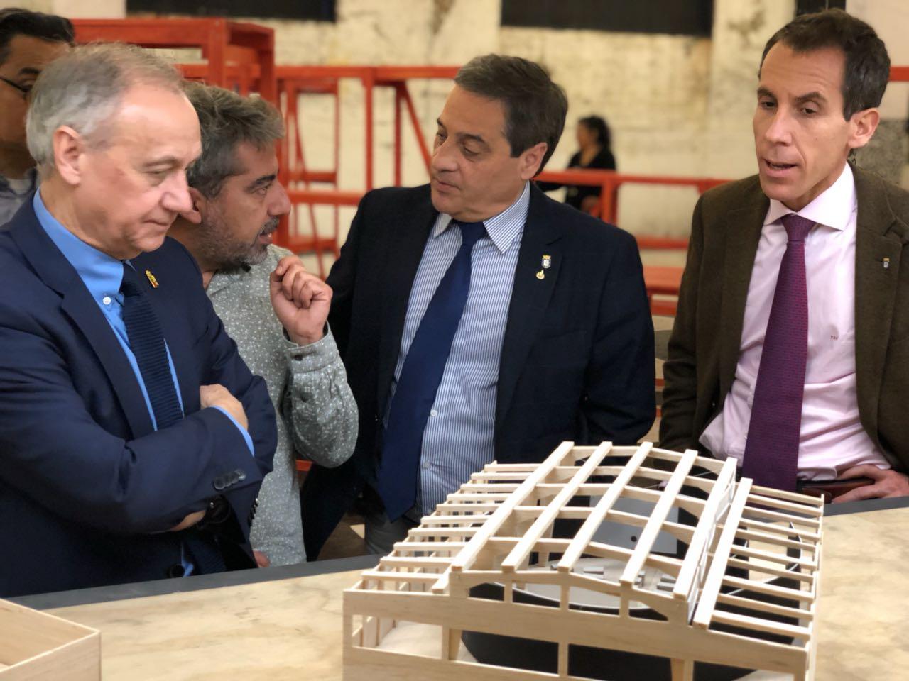 La entrega se hizo en presencia del decano de la FAU, Manuel Amaya Díaz, el alcalde de la Municipalidad de Santiago, Felipe Alessandri y Rodrigo Sepúlveda, arquitecto a cargo del Persa Victor Manuel.