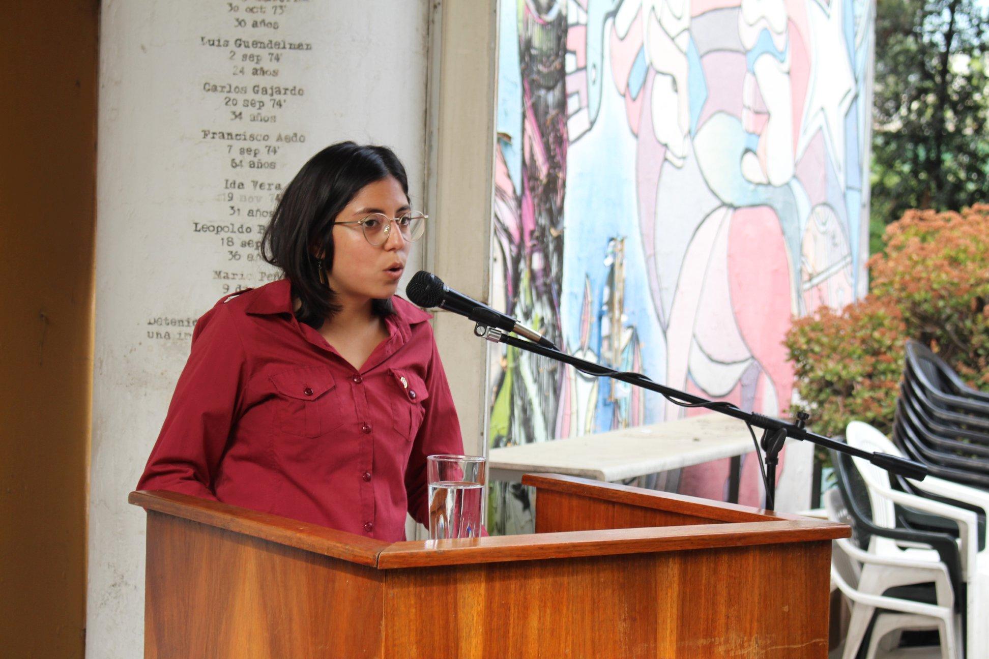 La estudiante de Geografía FAU, Aranka Scherping, recientemente electa Senadora Universitaria, fue la última en dar un discurso en la ceremonia.