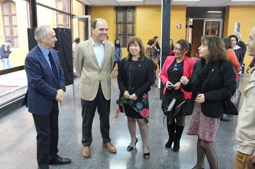 Ministro Monckeberg compartiendo con Decano Amaya, Vicedecana Castro y Directora Soto