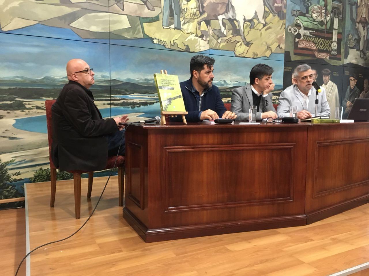 El lanzamiento se realizó con un panel conformado por el académico Jorge Inzulza junto a Andrés Maragaño y el académico de la Universidad del Biobío, Iván Cartes.