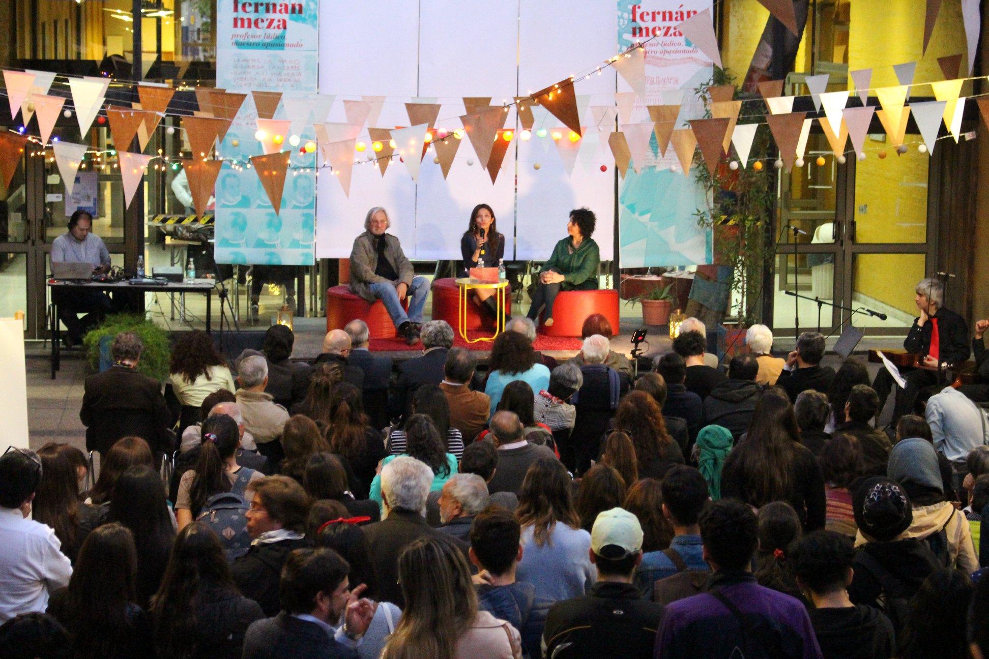 Autoridades de la FAU, académicos, académicas, estudiantes, funcionarios, funcionarias, amistades y familiares se reunieron en el Patio Da Vinci para sumarse al festivo lanzamiento.