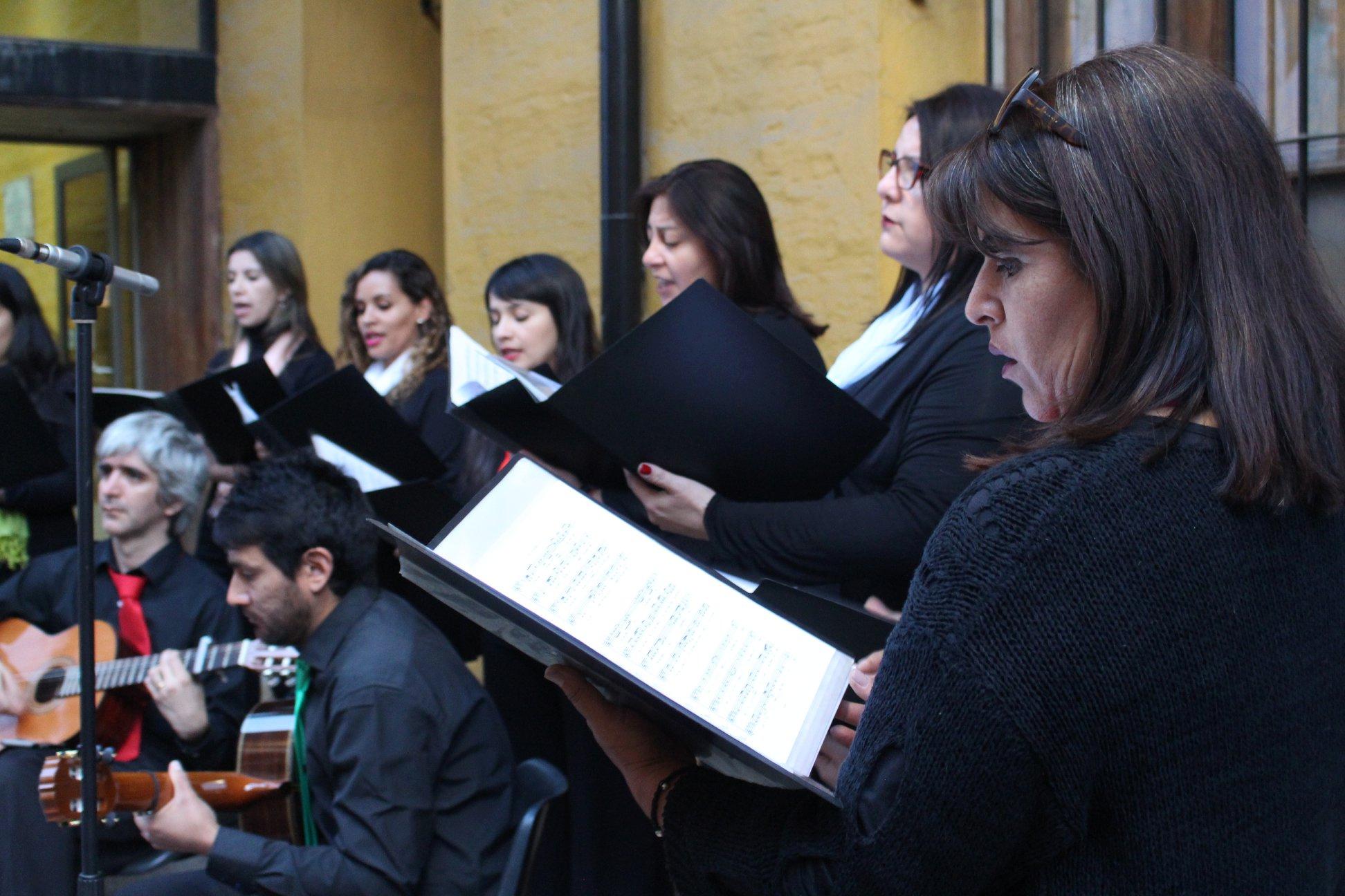 Un coro femenino, integrado por la propia autora, entonó canciones de The Beatles al inicio y al cierre del encuentro.