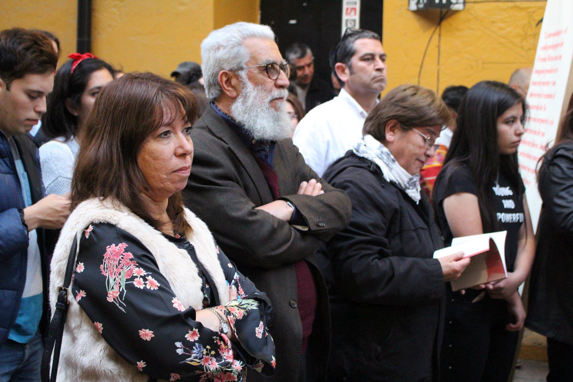 La publicación reconstruye la vida del académico mediante variados testimonios de quienes mejor lo conocieron.