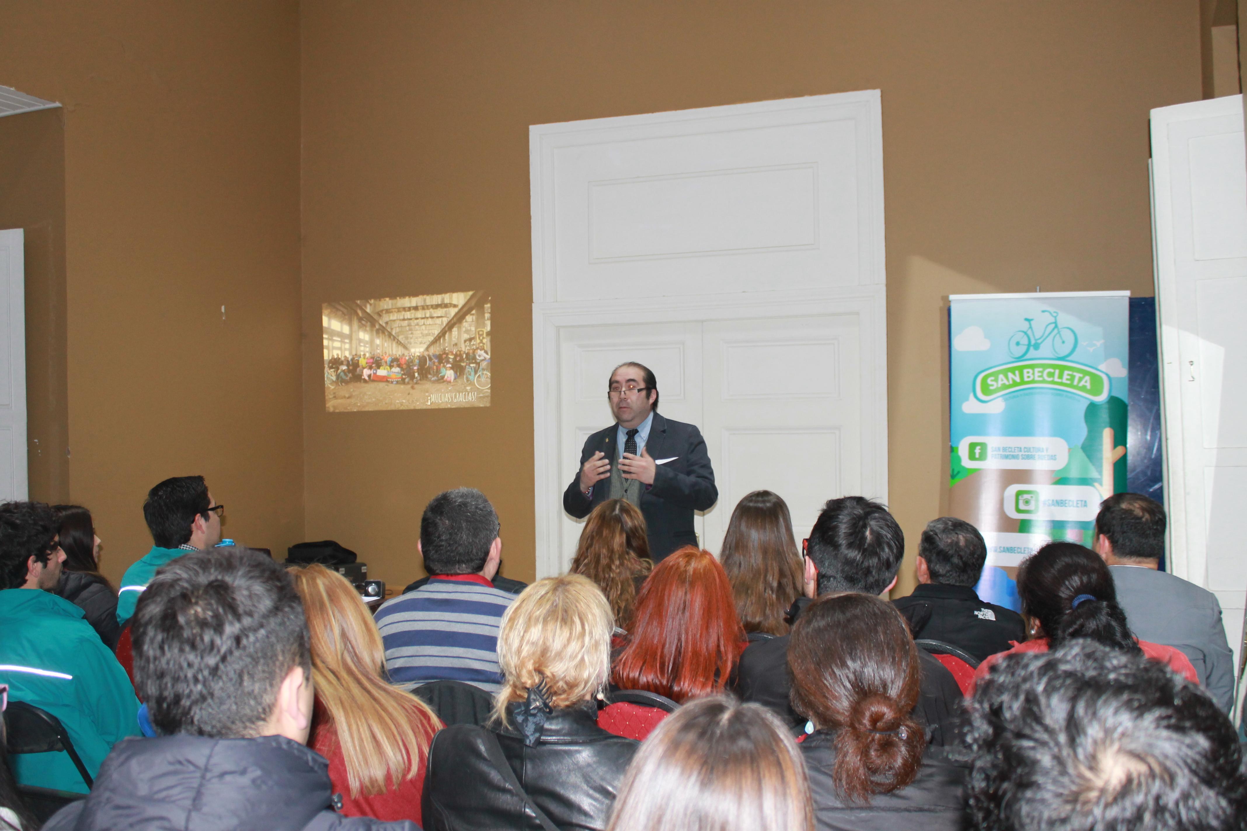 Profesor Marcelo Bravo durante su presentación