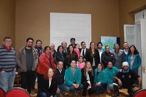 Prof. Bravo y Ruddy Zúñiga con los asistentes al evento