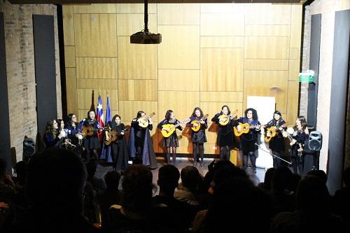 La Tuna de señoritas de la U. de Chile durante su presentación