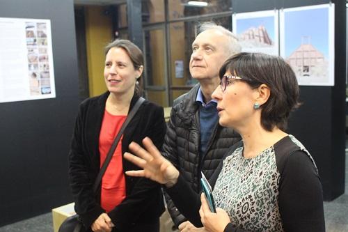 Profesoras Torres y Gallardo recorriendo la exposición junto a Decano Manuel Amaya