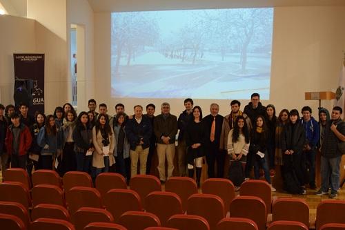 Académicos y estudiantes FAU junto a autoridades municipales