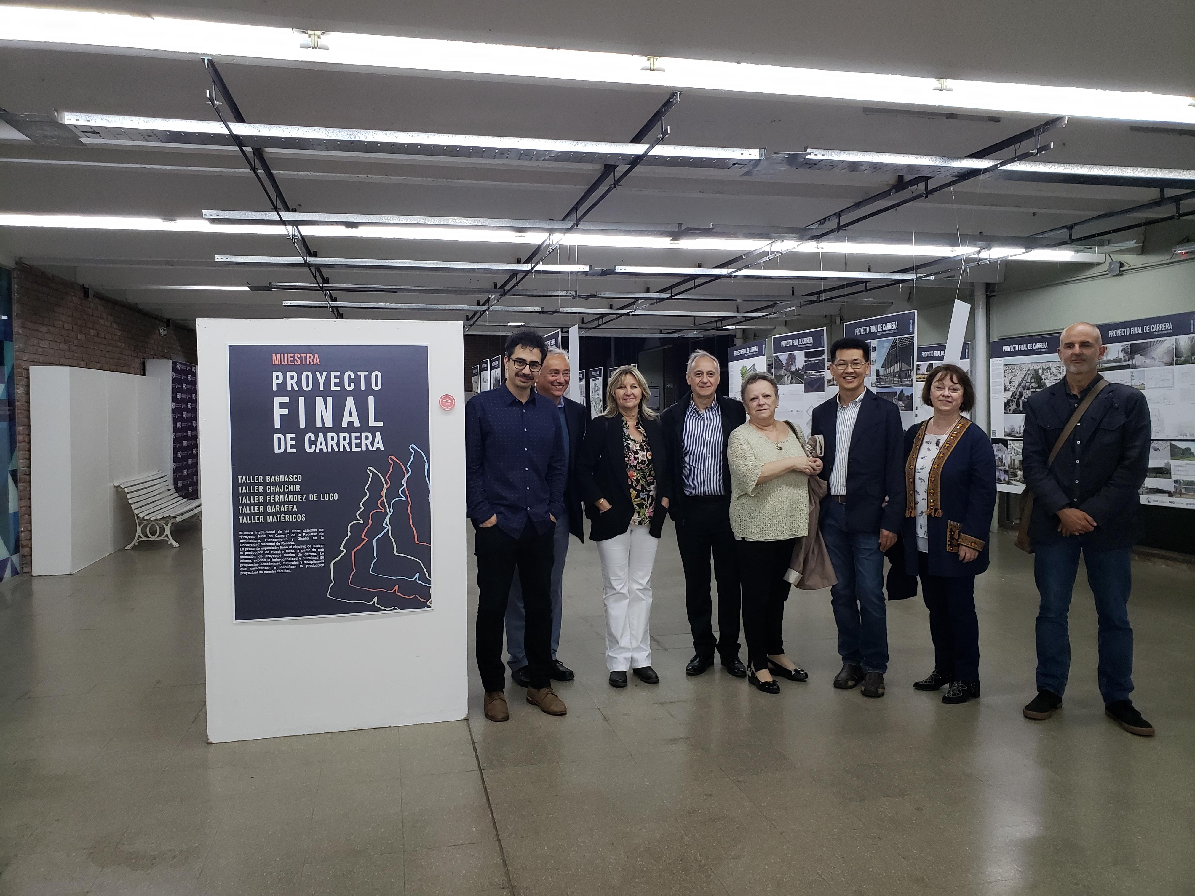 Decano Manuel Amaya, junto a parte de la delegación de académicas y académicos FAU