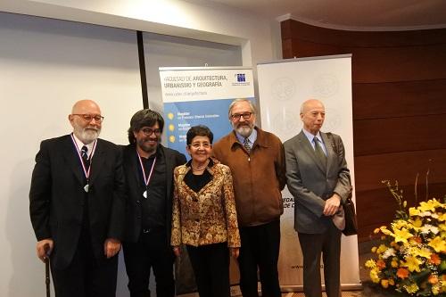 Académicos premiados junto a las autoridades presentes en el evento