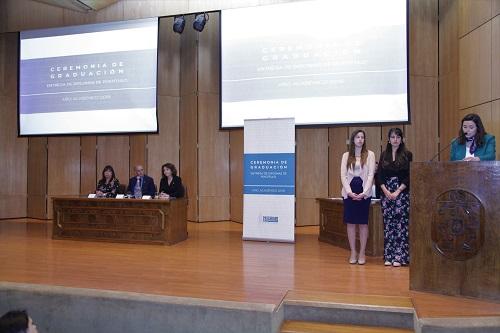 Diplomadas de Arquitectura Hospitalaria, María Olga Amigo, Karina Brevis y Camila Narváez en su discurso representando a todas y todos los egresados.