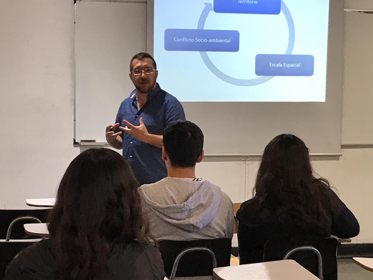 El curso de Geografía lo dictó el académico Miguel Contreras Alonso.