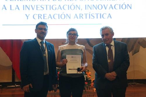 Profesora María Cristina Fragkou junto al Rector Ennio Vivaldi y Vicerrector Flavio Salazar