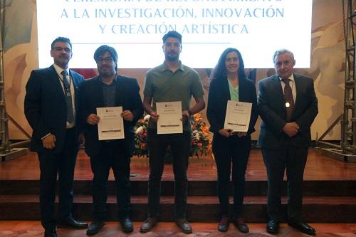 Profesor Enrique Aliste junto al Rector Vivaldi, el Vicerrector Salazar y otros colegas recibiendo el reconocimiento especial por su labor en la internacionalización de la U. de Chile.