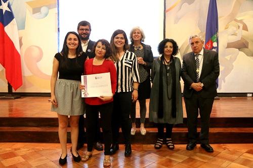 Parte del equipo de ¡Tomando la calle! : Por el Derecho a la ciudad de mujeres y niñas con Mujeres en Red Zona Sur, recibiendo su reconocimiento