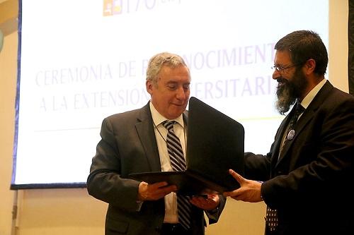 Claudio Nash haciendo entrega del informe desarrollado por el Comité de Educación en Derechos Humanos de la Cátedra de Derechos Humanos, al Rector Ennio Vivaldi.